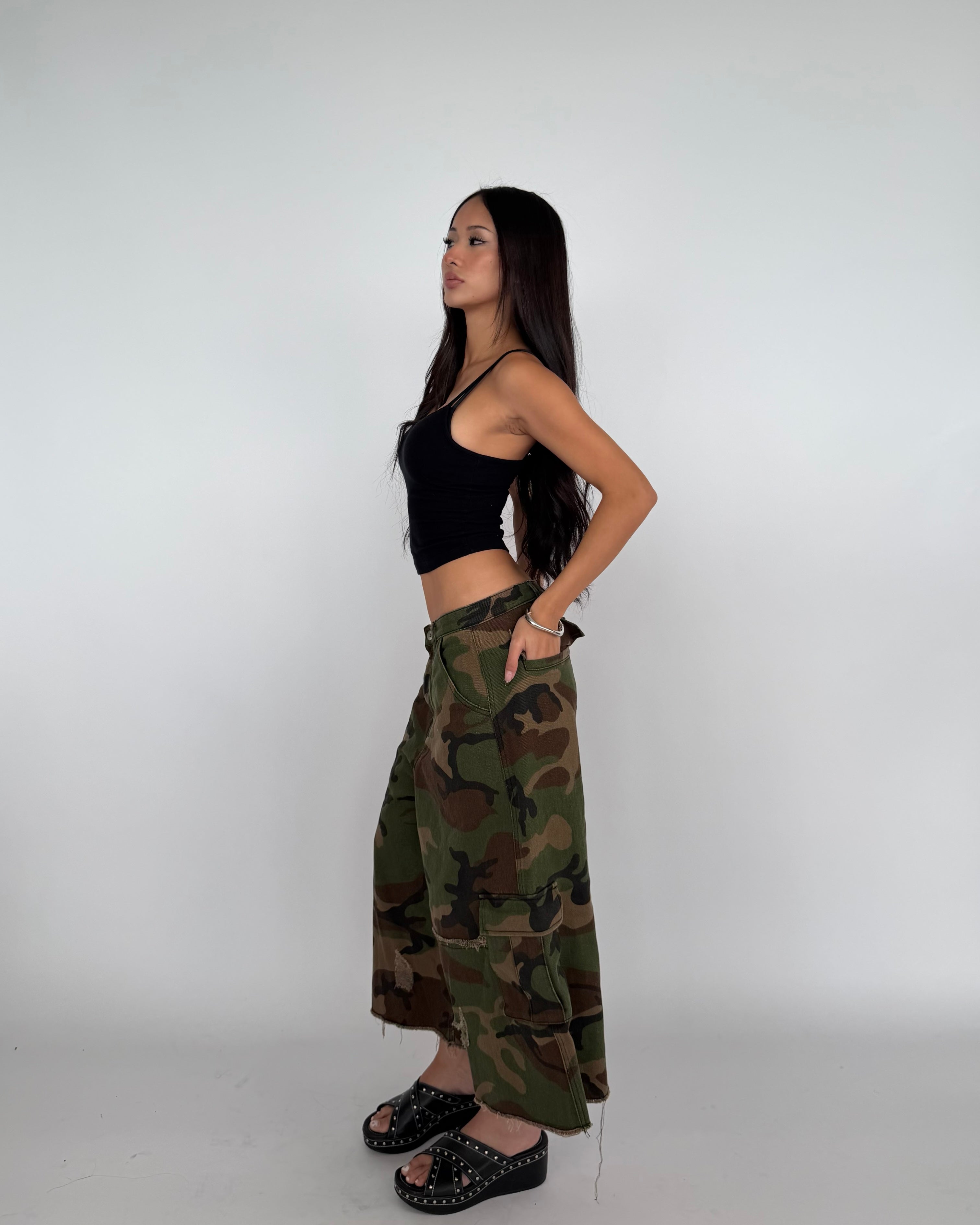 DISTRESSED CAMO CARGO SHORTS