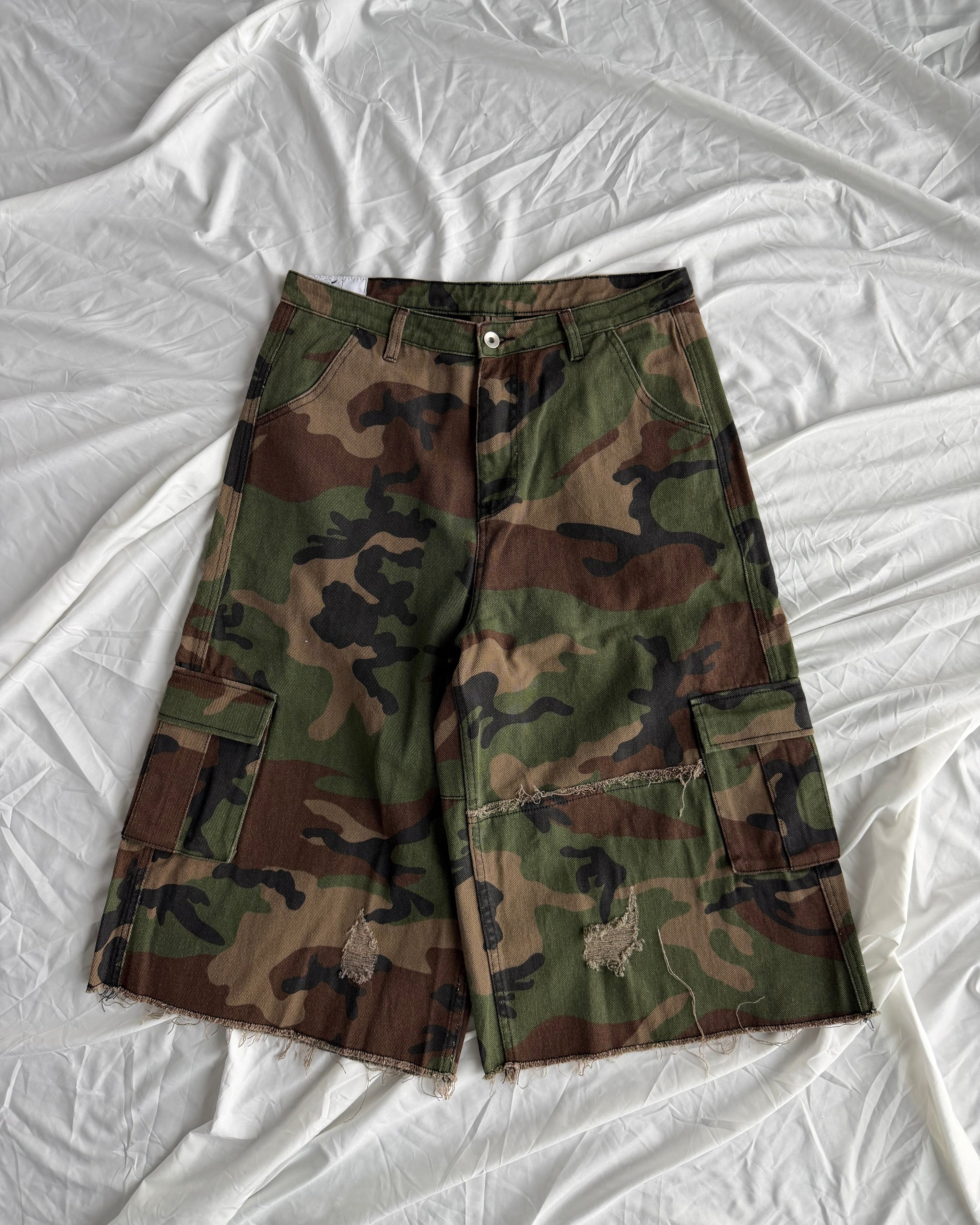 DISTRESSED CAMO CARGO SHORTS