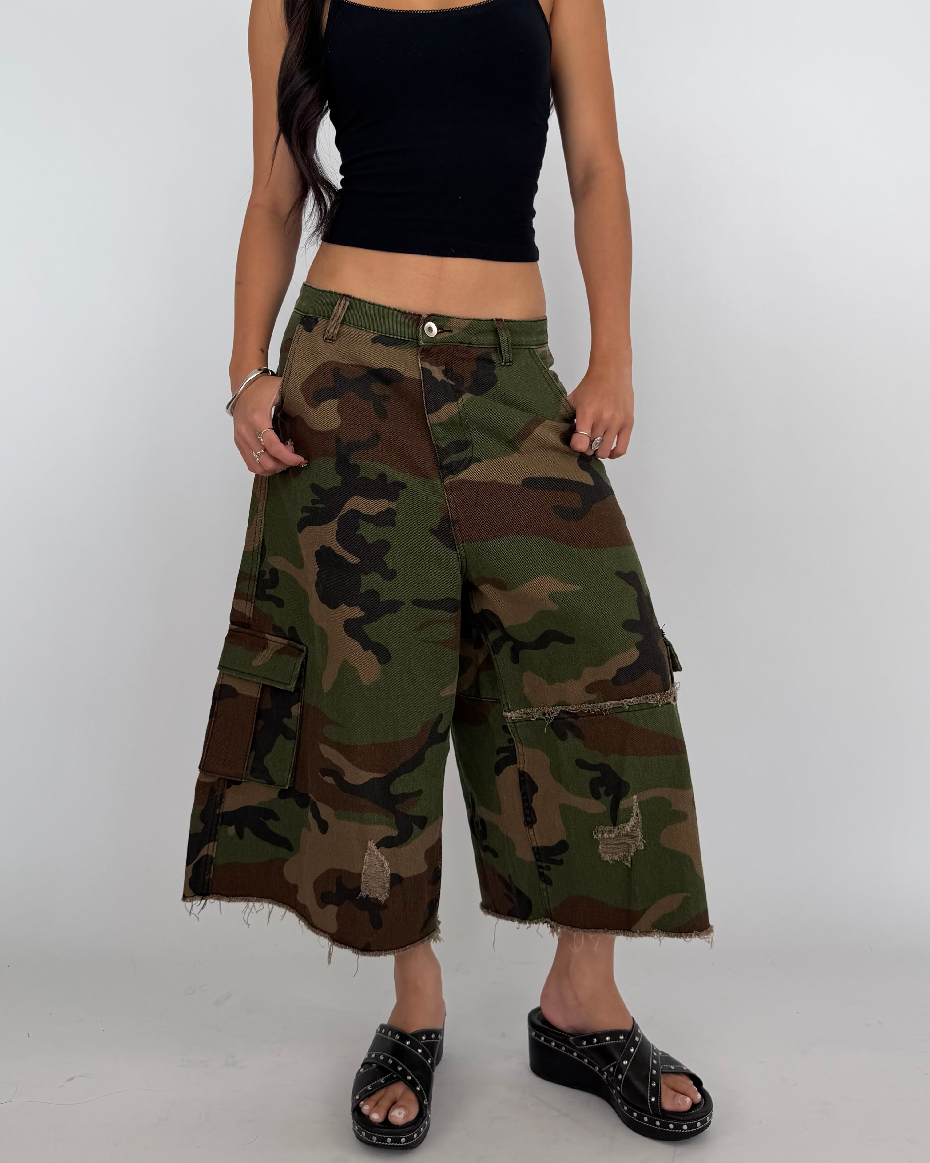 DISTRESSED CAMO CARGO SHORTS